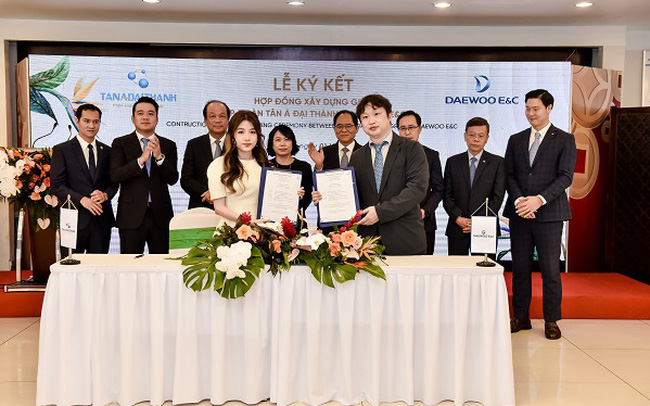 Tập đoàn Tân Á Đại Thành hợp tác cùng Daewoo E&C xây dựng “phố Hàn Quốc” tại Meyhomes Capital Phú Quốc  - pic-1-le-ky-ket-1633336663787449985506-0-0-374-599-crop-1633336670103-63768959802079 - Tập đoàn Tân Á Đại Thành hợp tác cùng Daewoo E&amp;C xây dựng “phố Hàn Quốc” tại Meyhomes Capital Phú Quốc