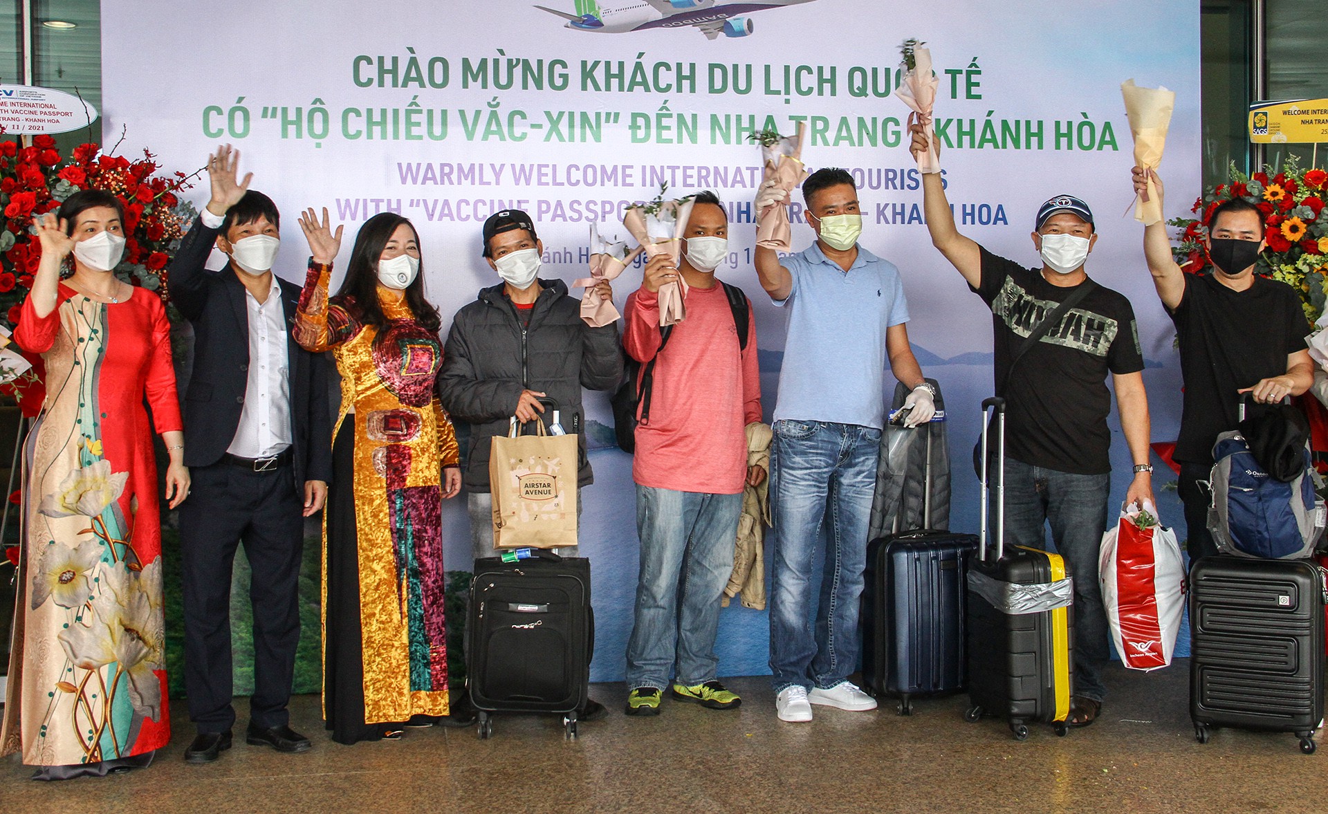Khach quoc te den Nha Trang anh 2  - 4_zing - Hơn 40 du khách quốc tế đến Khánh Hòa sau dịch