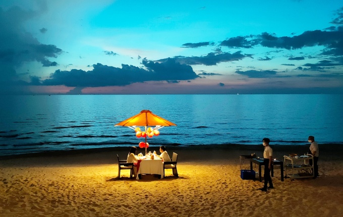 Một cặp tình nhân trải nghiệm bữa tối lãng mạn trên bờ biển tối 20/11. - WikiLand  - img20211119180516-5356-1637926696 - Nhân sự ngành dịch vụ Phú Quốc &#8216;nhớ&#8217; du khách