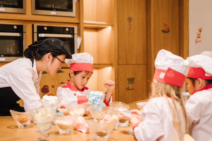 Các em nhỏ có thể học nấu ăn tại nhà hàng Sora & Umi bên trong khu nghỉ dưỡng. - WikiLand  - intercontinental-phu-quoc-1-4605-1635904867 - InterContinental Phu Quoc Long Beach Resort nhận hai giải thưởng du lịch