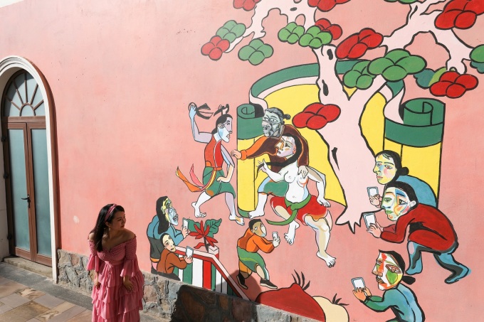 Sự sáng tạo của các bức tranh tường tại thị trấn Địa Trung Hải là cảm hứng mới cho du khách đến với đảo Ngọc. Ảnh: Sun Group - WikiLand  - a02-tranh-tuong-1968-1639543348 - Phú Quốc khoác &#8216;áo mới&#8217; vào mùa lễ hội cuối năm