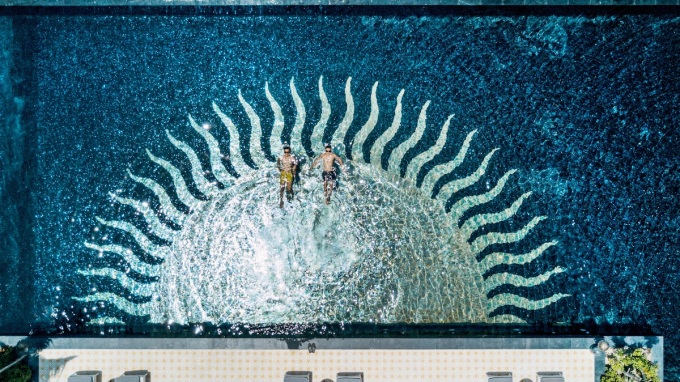 Bể bơi tại JW Marriott Phú Quốc Emerald Bay. Ảnh: Sun Group - WikiLand  - a-nh-1-be-no-i-jw-marriott-phu-6830-9595-1646620753 - Phú Quốc được kỳ vọng trở thành điểm đến toàn cầu