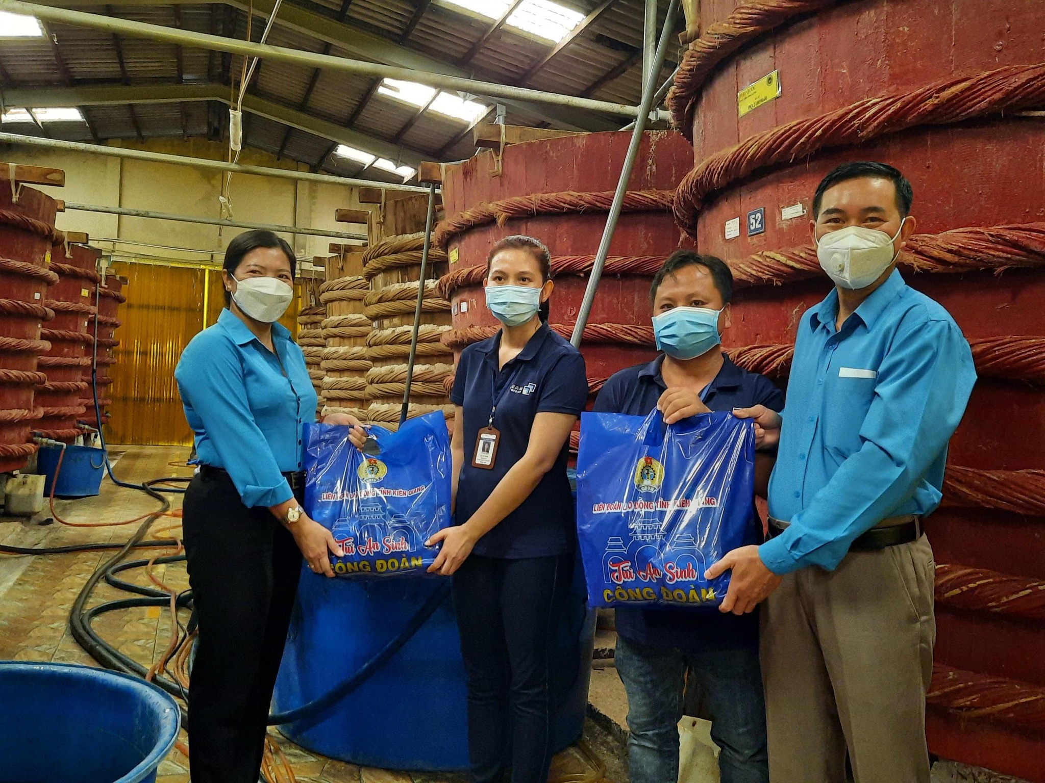 Kiên Giang: Trao hơn 10.000 túi an sinh cho công đoàn viên, người lao động Phú Quốc - ảnh 1  - cong-nhan-6420 - Kiên Giang: Trao hơn 10.000 túi an sinh cho công đoàn viên, người lao động Phú Quốc