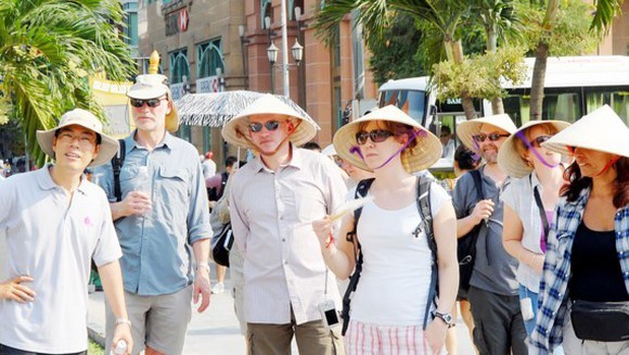 Chính thức hướng dẫn đón khách quốc tế đến Việt Nam  - khach-quoc-te-2-1 - Chính thức hướng dẫn đón khách quốc tế đến Việt Nam