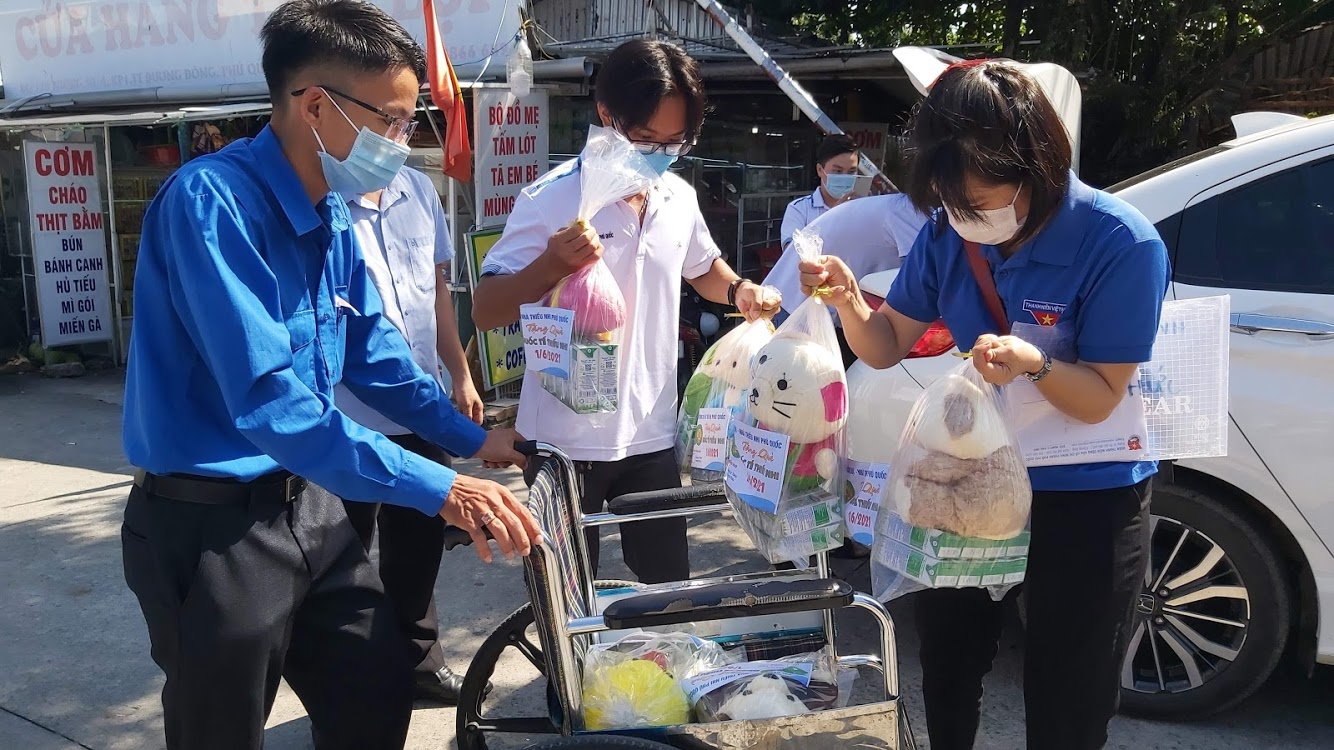 Tặng quà cho bệnh nhi và trẻ bán vé số ở Phú Quốc - ảnh 1  - tn2_fzpp - Tặng quà cho bệnh nhi và trẻ bán vé số ở Phú Quốc