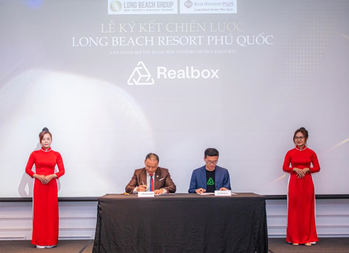 Đỗ Quốc Tiến - Phó Tổng Giám Đốc Realbox (phải) tại sự kiện ký kết chiến lược cùng ông Lê Như Hiếu - Phó Tổng Giám đốc Long Beach Group (trái). Ảnh: Long Beach Group - WikiLand  - image-extractword-3-out-9932-1-3996-7608-1650442668 - Long Beach Resort Phú Quốc công bố đơn vị vận hành và phân phối