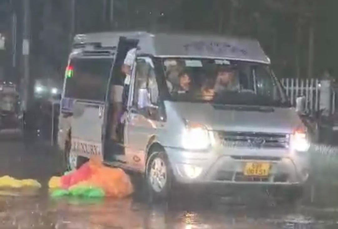 Tước bằng lái tài xế dừng xe cho khách vứt áo mưa giữa đường phố Phú Quốc - ảnh 1  - vut-ao-mua-1580 - Tước bằng lái tài xế dừng xe cho khách vứt áo mưa giữa đường phố Phú Quốc