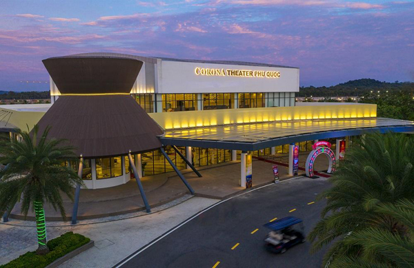 Nhà hát Corona thuộc tổ hợp Corona Resort & Casino Phú Quốc là địa điểm tổ chức các đêm diễn hoành tráng   - 3-ly-do-nhat-dinh-phai-den-phu-quoc-he-nay-3 - 3 Lý Do Nhất Định Phải Đến Phú Quốc Hè Này