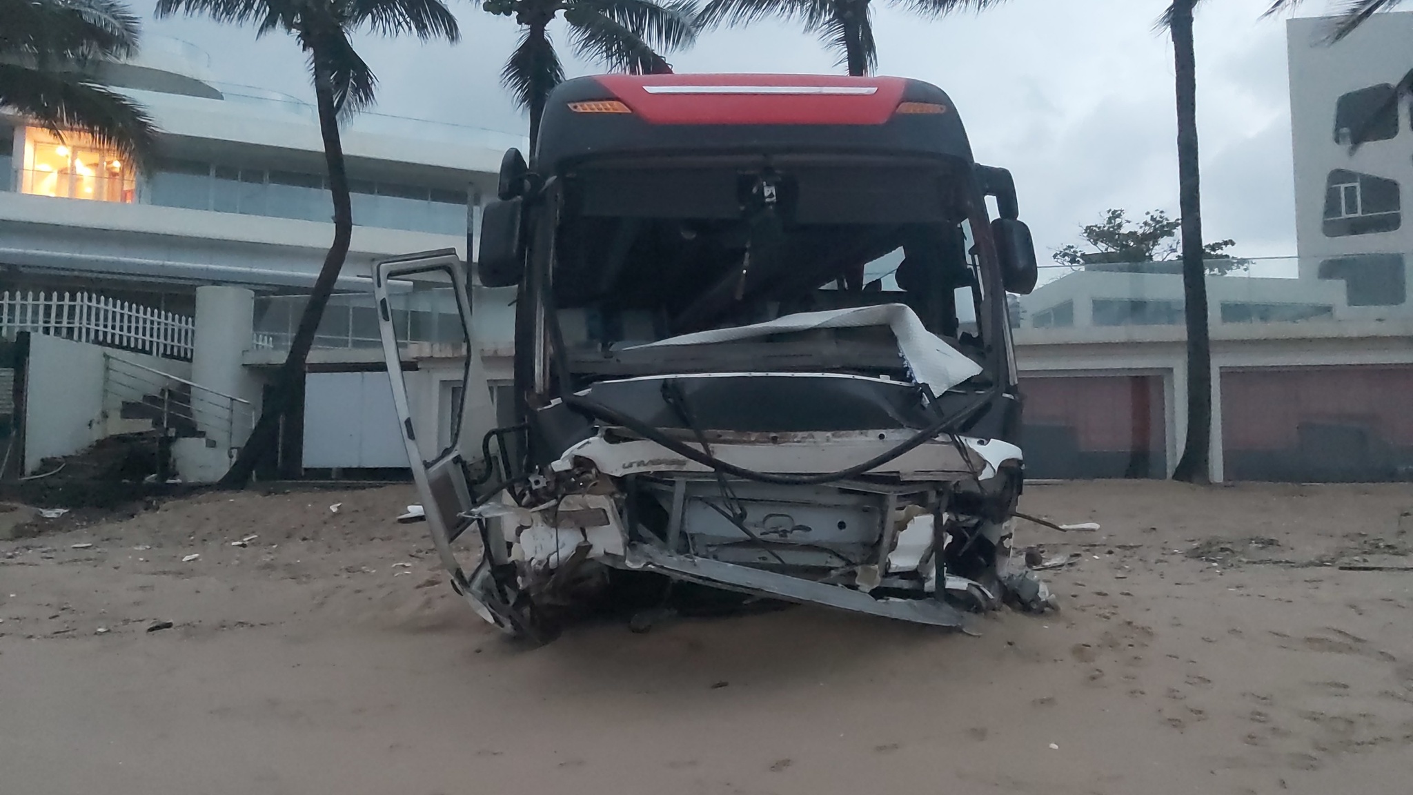 Tai nạn ở Phú Quốc: Xe khách 46 chỗ tông bể rào chắn, suýt lao xuống biển - ảnh 2