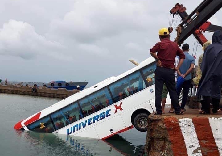 Phú Quốc: Xe khách rơi xuống biển khi chuẩn bị xuống phà về đất liền  - ảnh 1