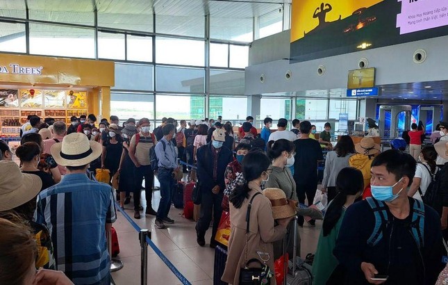 Hàng nghìn khách du lịch đang mắc kẹt ở Phú Quốc - Ảnh 1.